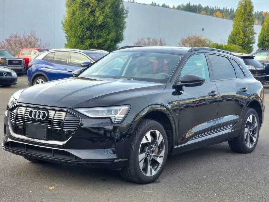 Audi e-tron      2022