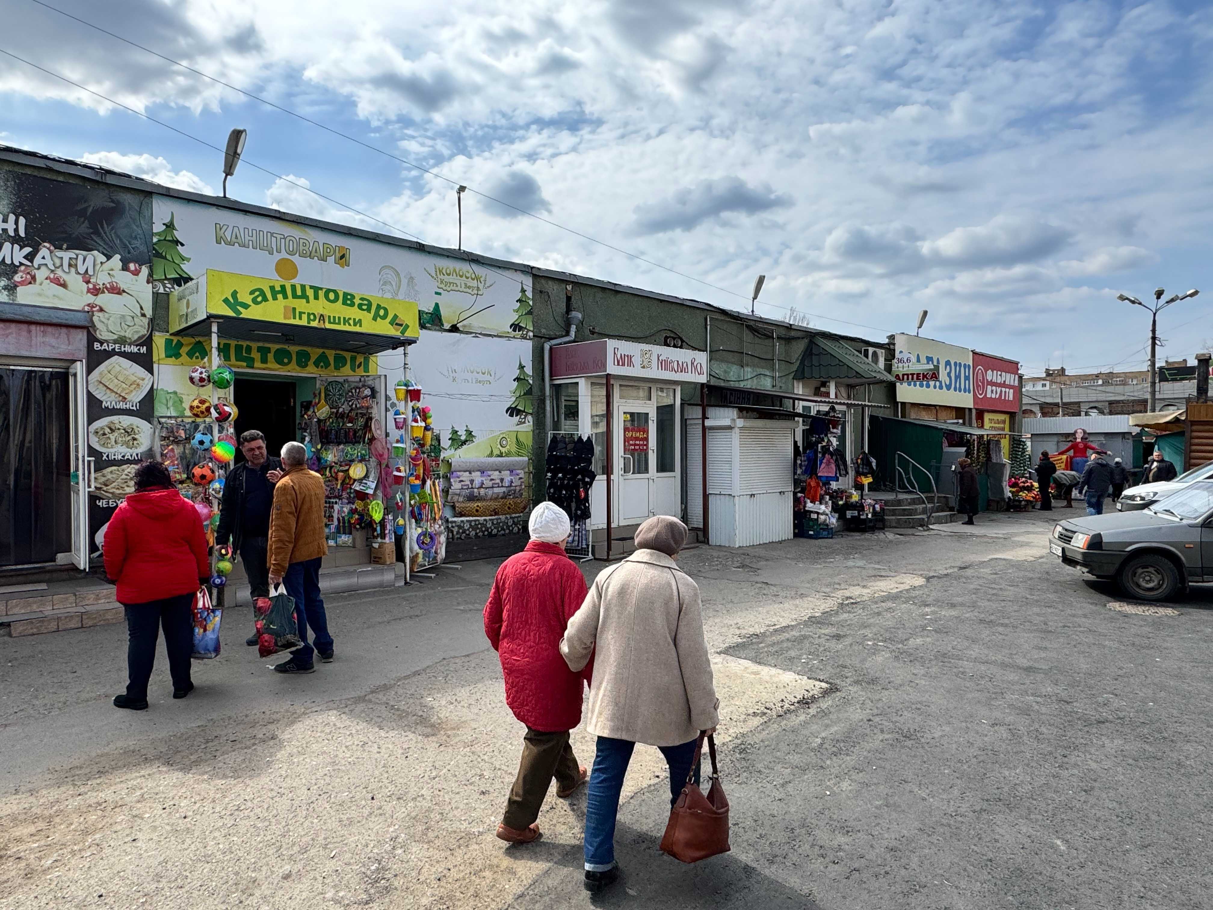 Октябрське  біля ринку "Фенікс" 14 кв.м. прохідняк жваве місце