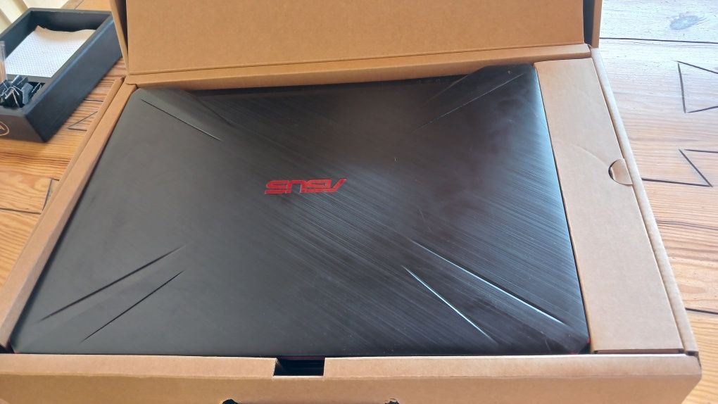 Продам ноутбук Asus FX505DY / Ryzen 5 3550H / Rx 560x / 8gb GDDR4 /