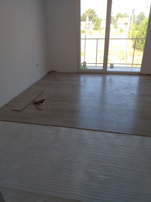 Faço pequenas pinturas e chão flutuante