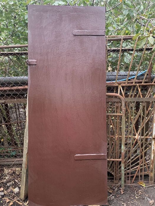 Продам двери металлические б/у.