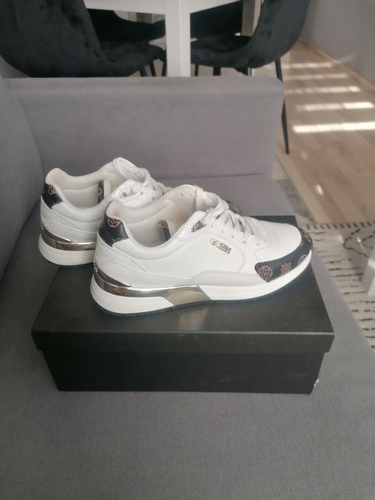 Snakersy Guess damskie.