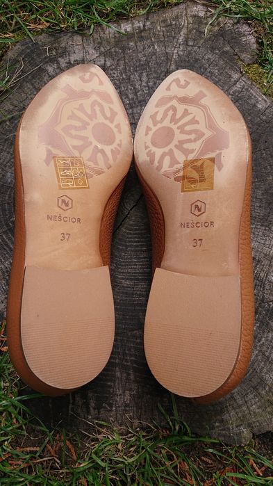 Neścior koniakowe beżowe nude skórzane baleriny.