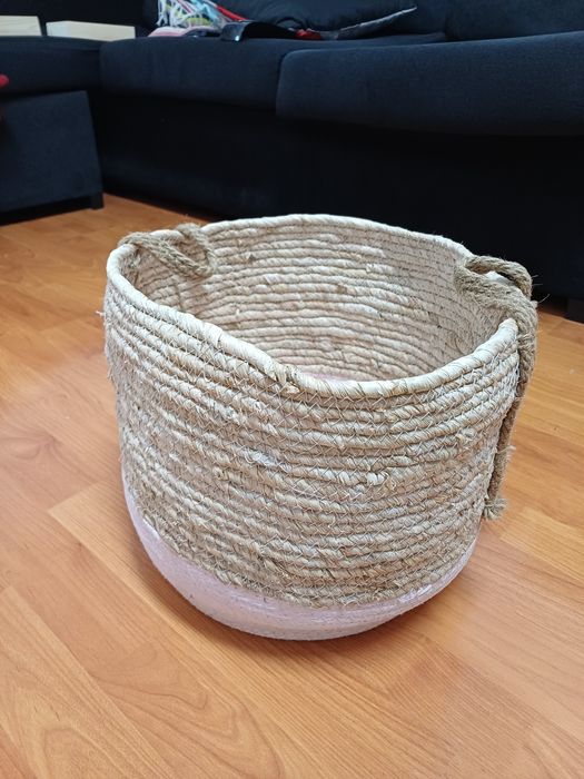 Cesta de fibra bege e rosa