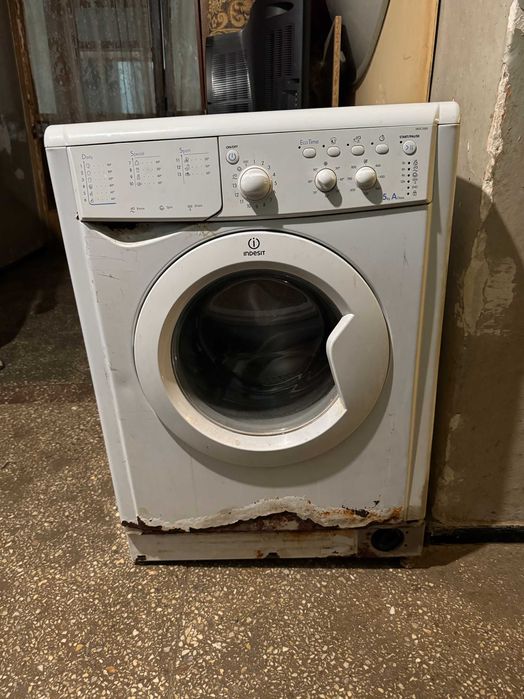 Пральна машинка Indesit IWSC5085 на запчастини