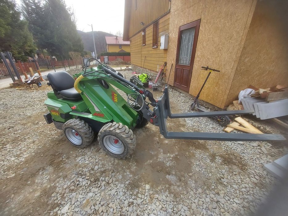 Mini ladowarka avant 320S+