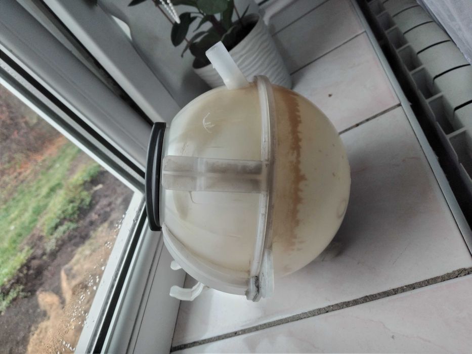 Розширітьільний бачок Шкода а5  вдуже доброму стані чистий,