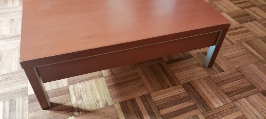 Móvel da sala e mesa um cinzento e um castanho