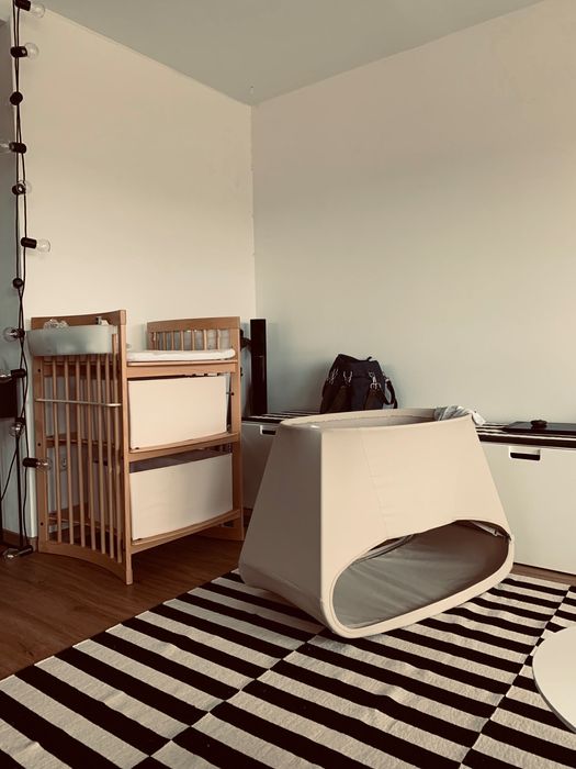 Łóżeczko dzienne, kołyska Stokke Stokke Bounce ’n‘ Sleep.