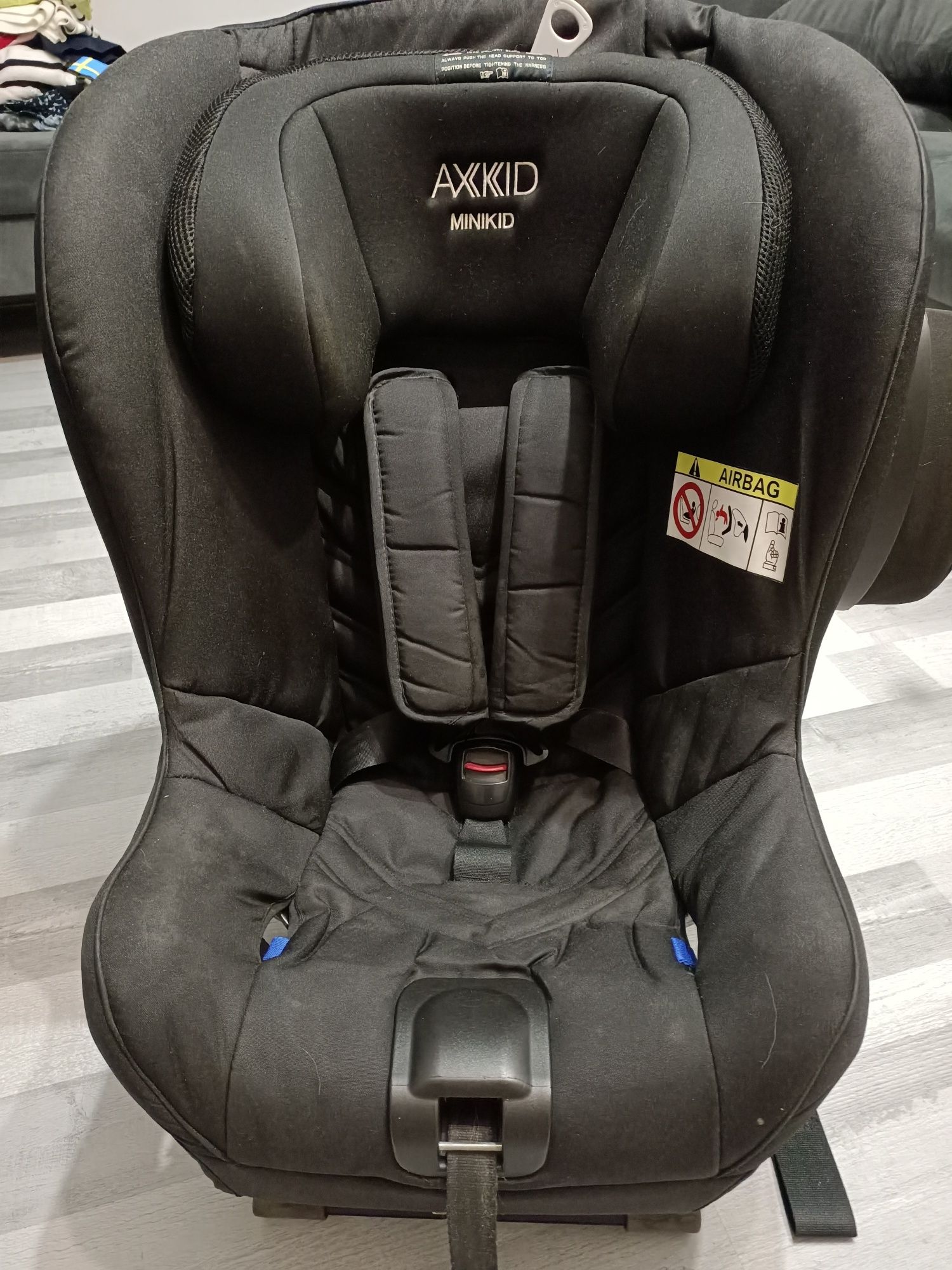 Axkid Minikid 2.0 RWF czarny 9-25kg, tyłem do kierunku jazdy