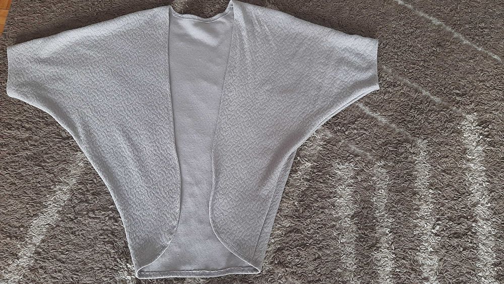 Beżowy kardigan z rękawem do łokcia