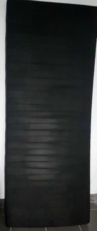 Materac gąbkowy z pokrowcem w kolorze czarnym. 190 cm x75 cm x 8 cm.