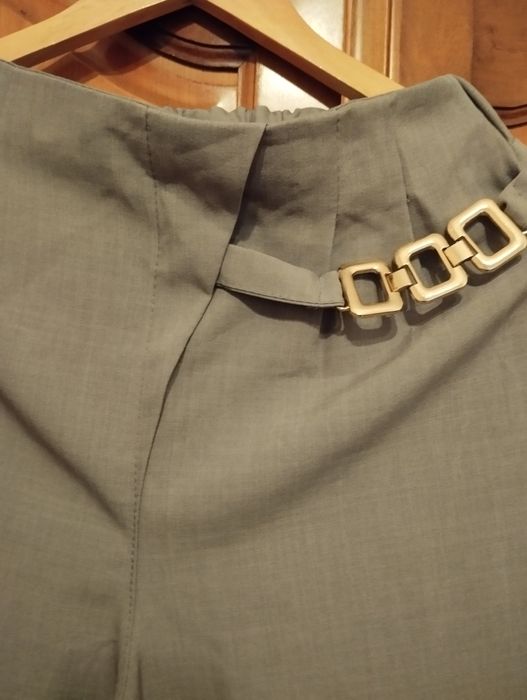 Calças clássicas novas.