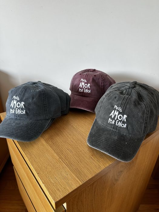 Chapéus Bordados “Mais Amor Por Favor” - Várias cores