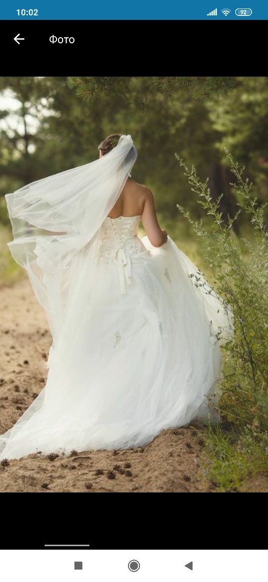 Свадебное платье со шлейфом.