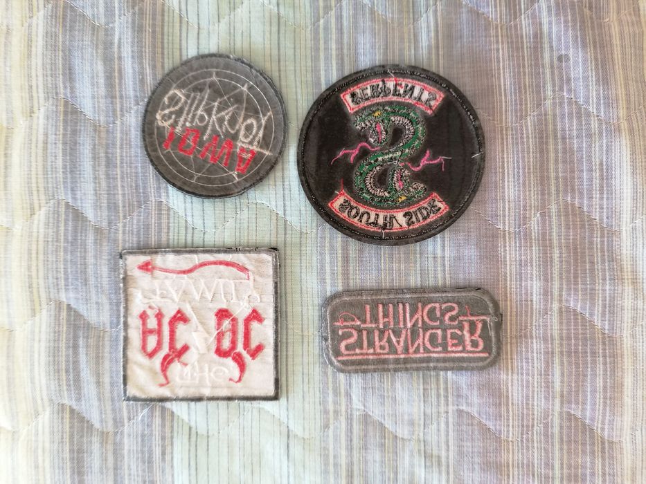 Emblemas de bandas e séries