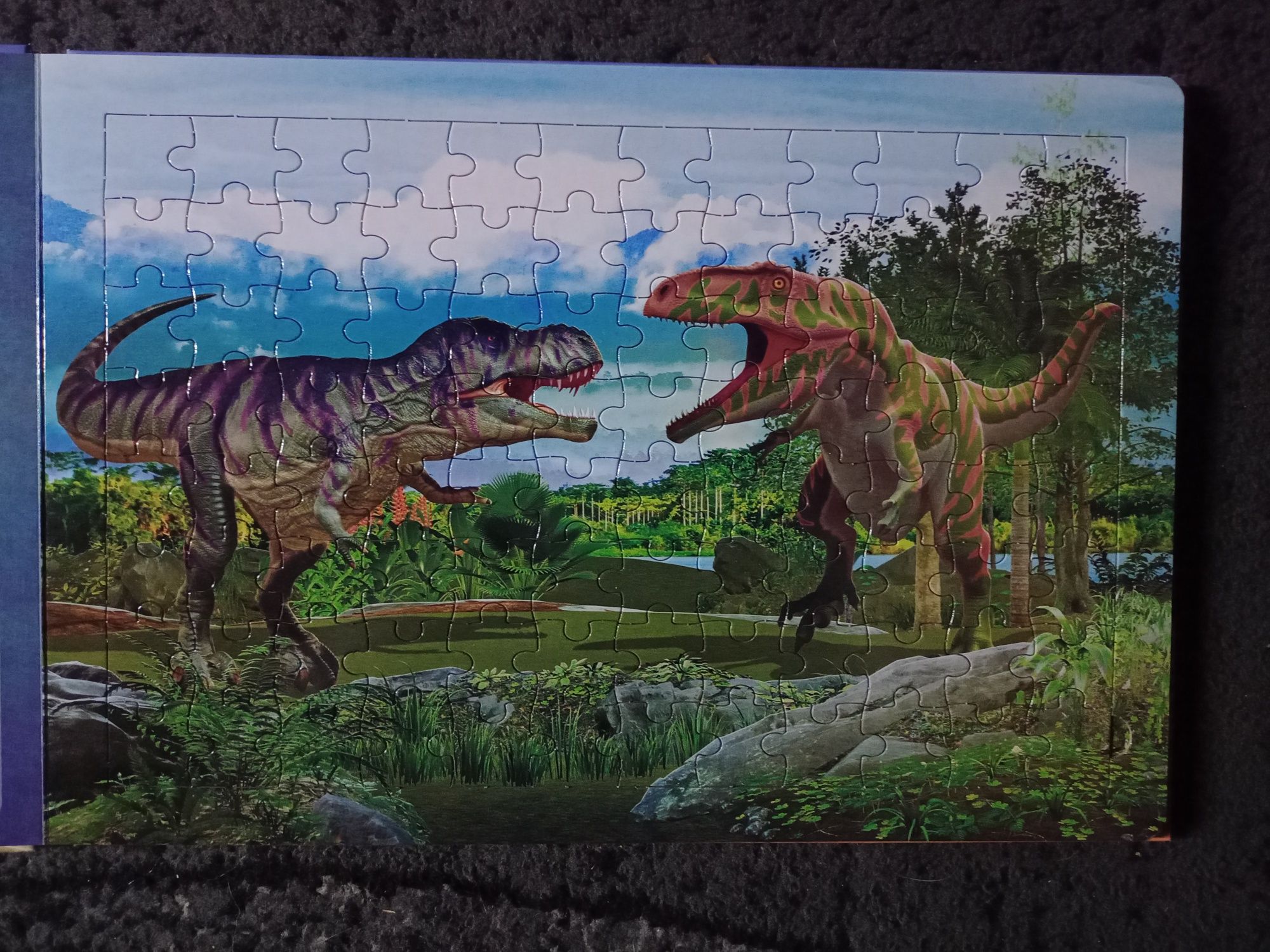 Książka o dinozaurach  w języku angielskim z puzzlami.