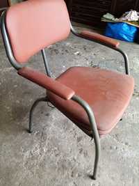 Cadeira com penico incorporado