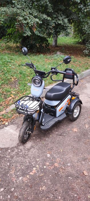 Триколісний електроскутер