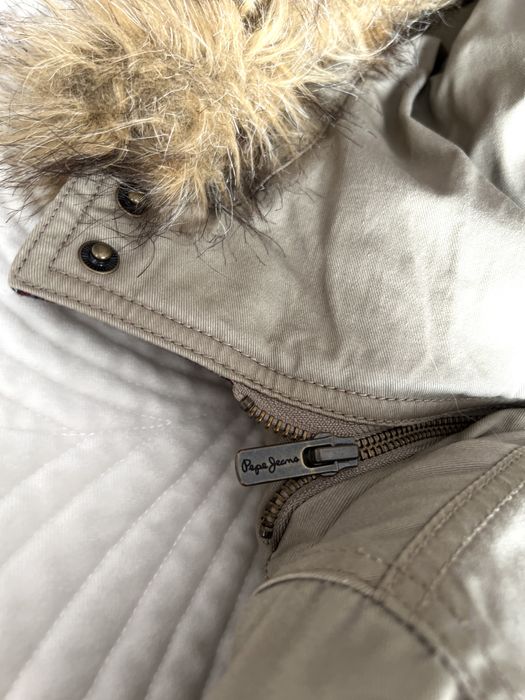 Beżowa kurtka ocieplana z Pepe Jeans