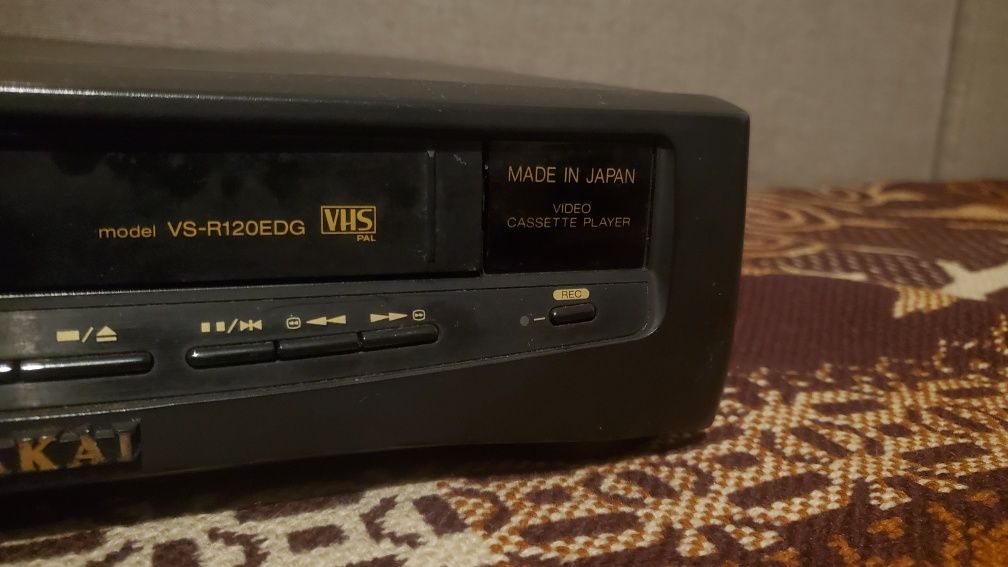Odtwarzacz VHS Akai VS-R120EDG – klasyk retro, nieznany stan