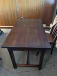 Mesa de madeira maciça castanha