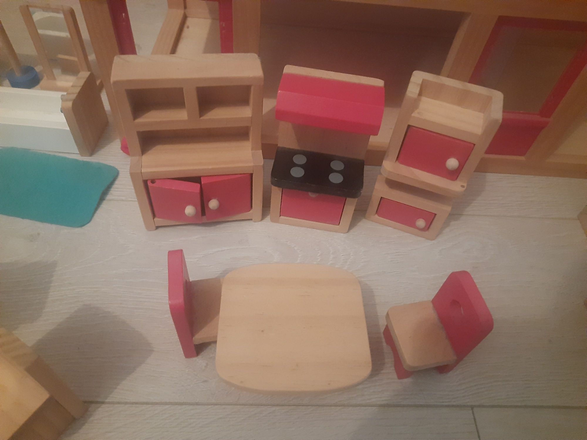 Drewniany domek dla lalek z kompletem mebelków