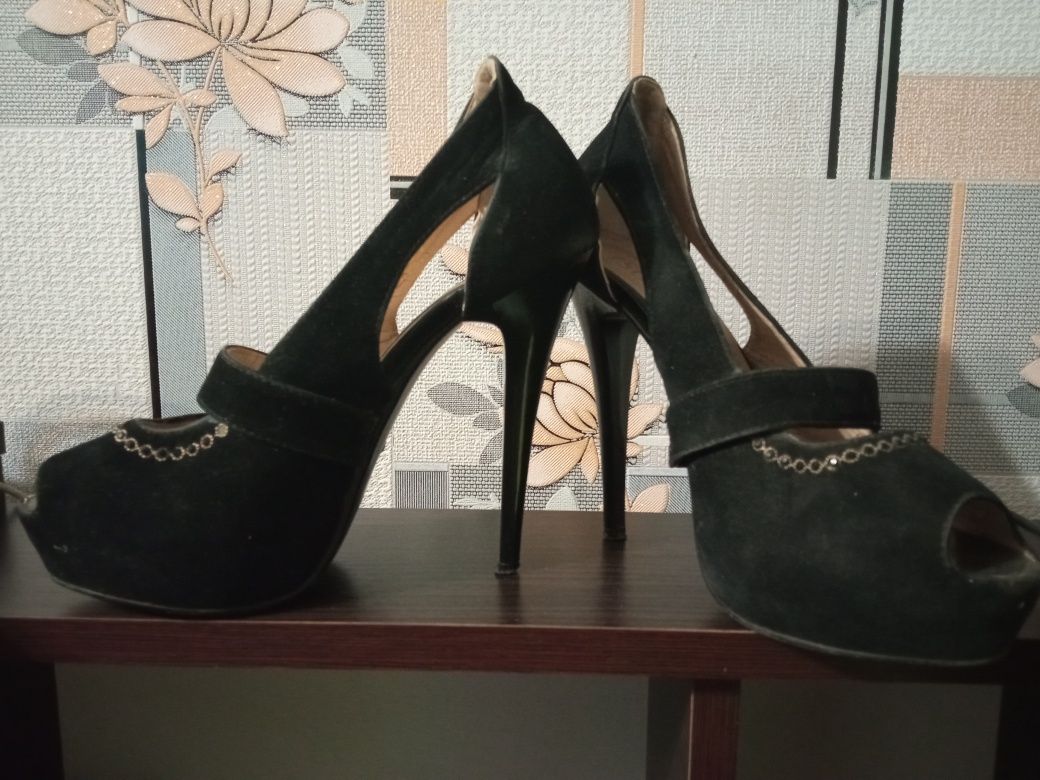 Продам босоніжки 37р