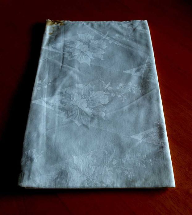 Antyk. Adamaszek.Secesyjna pościel  z kufra.