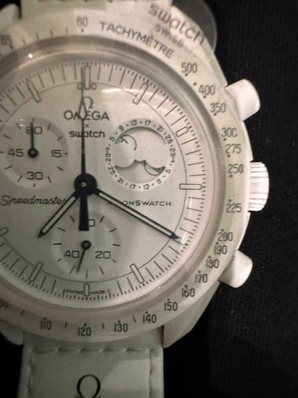 SO33W700 Omega x Swatch Snoopy Meteorowy Pył w Bieli