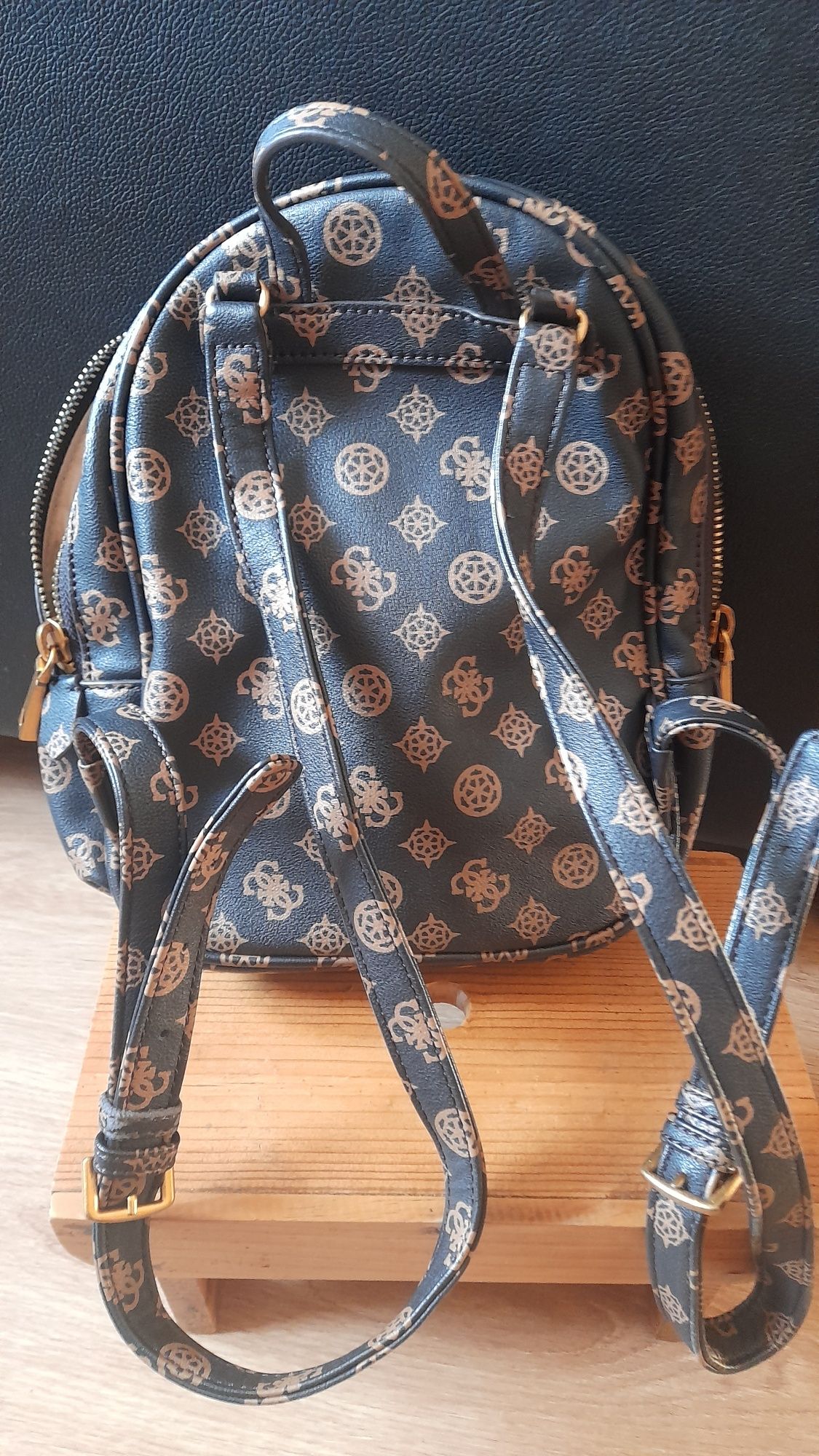 Mochila castanha Guess