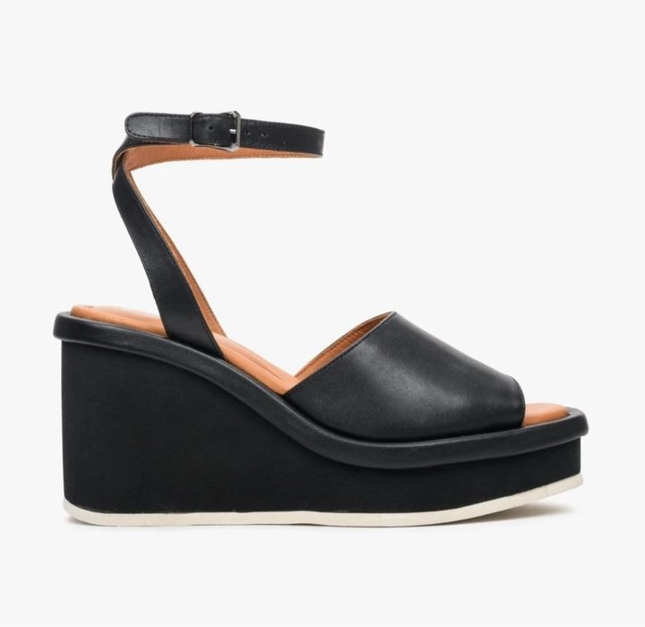 Босоніжки шкіряні Estro