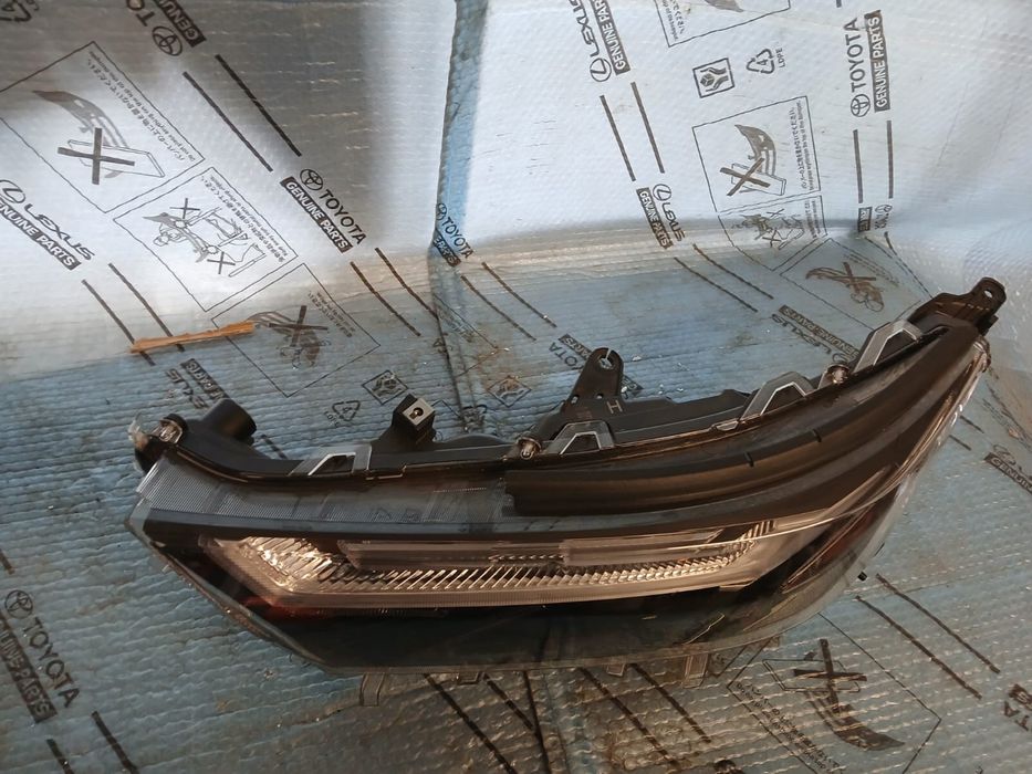 Lampa lewa przednia TOYOTA RAV4 V LIFT
