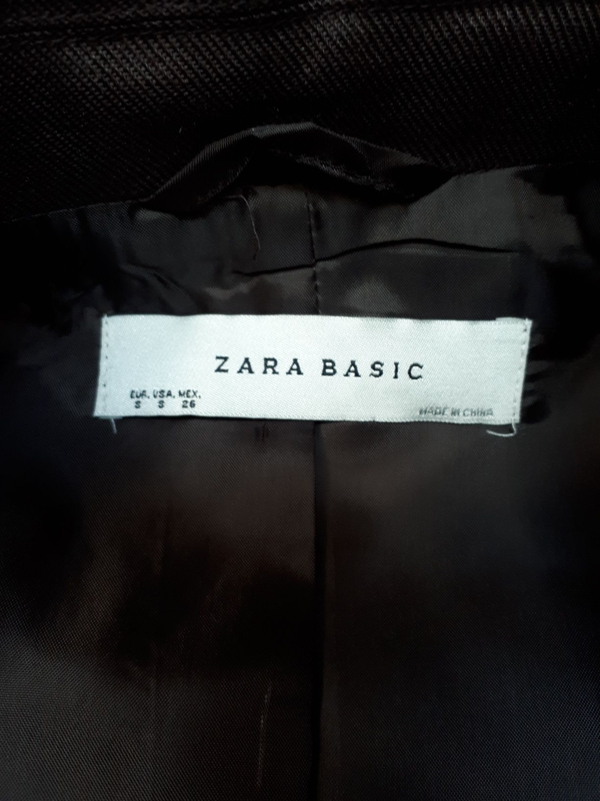 Fato casaco e calça cor castanho. Zara.