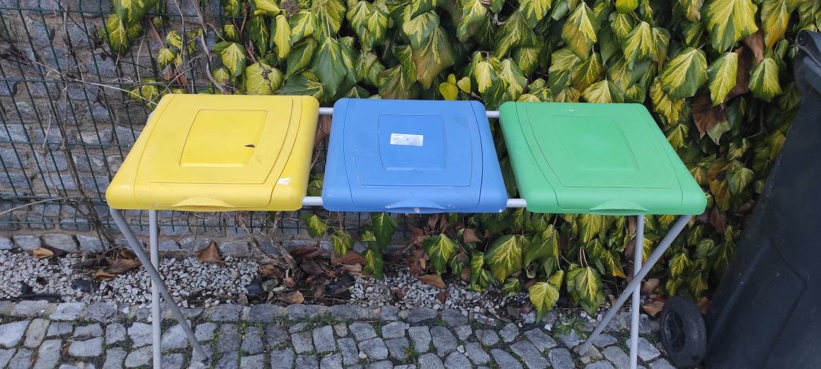 Stojak do segregacji odpadów
