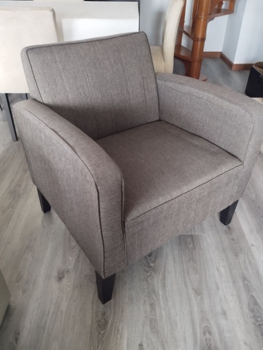 Duas Poltronas castanhas iguais