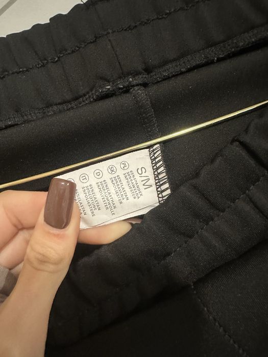 Sportowe spodnie damskie czarne na gumce S/M