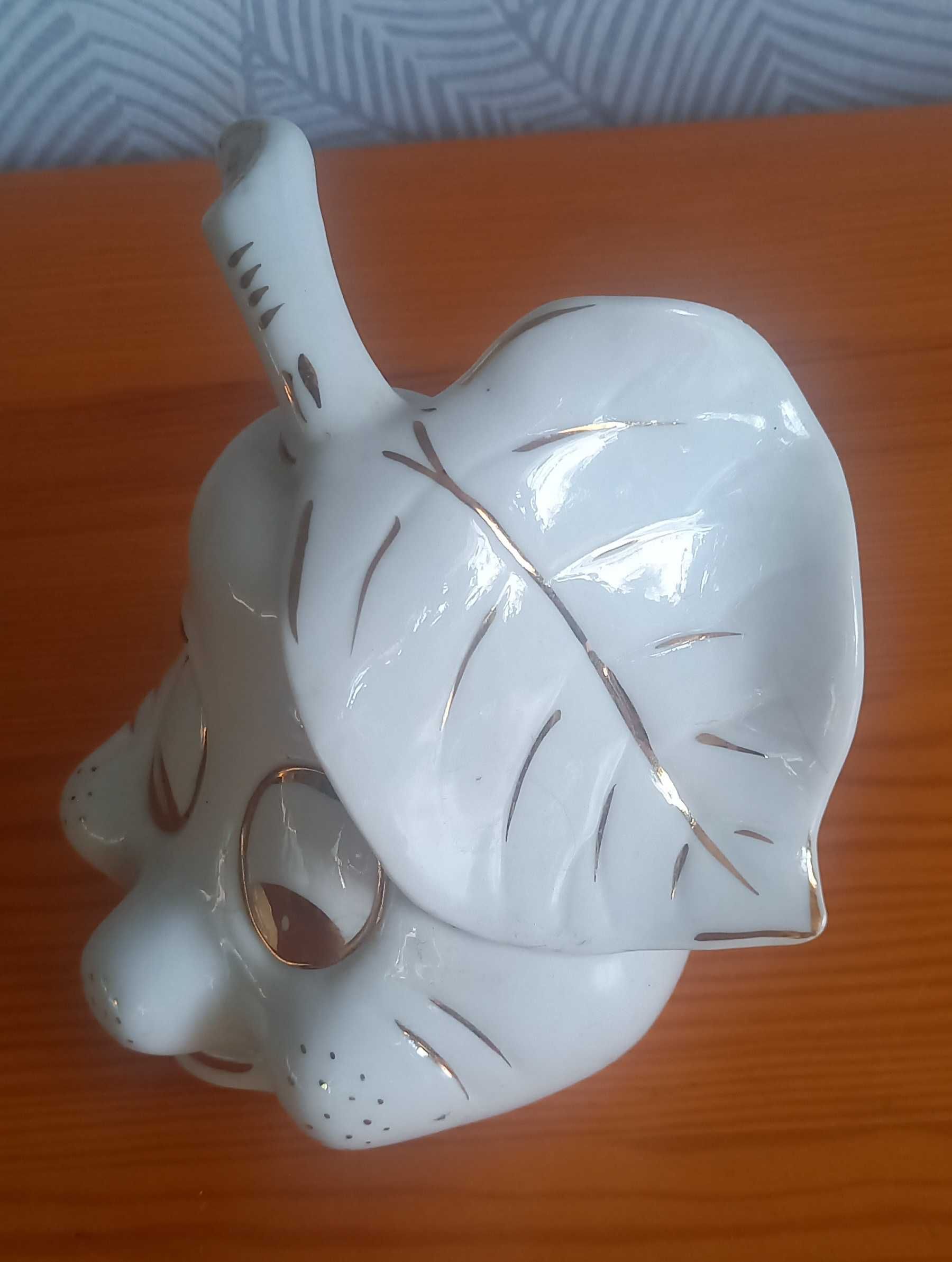 Figurka porcelanowa gruszka z liściem 15 cm