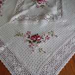 haftowany tasiemkowo obrusek w kolorze lnu -70cm x70cm
