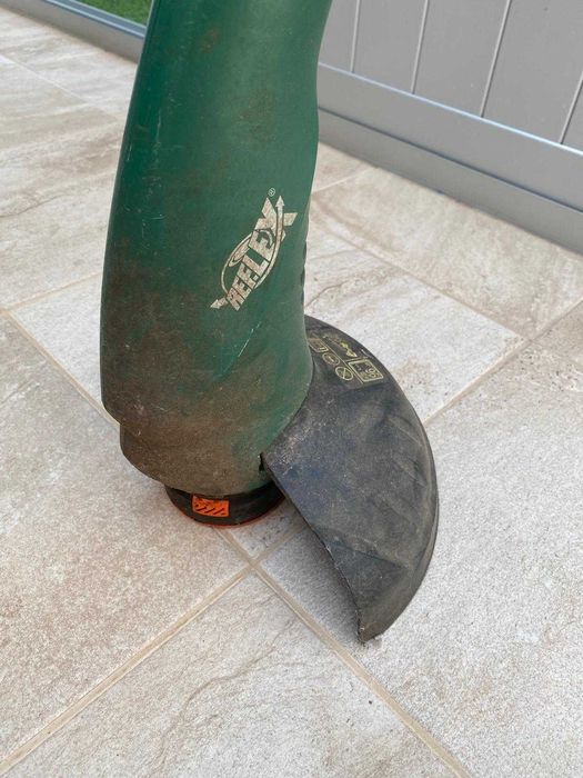 Aparador de Relva Black & Decker 300W