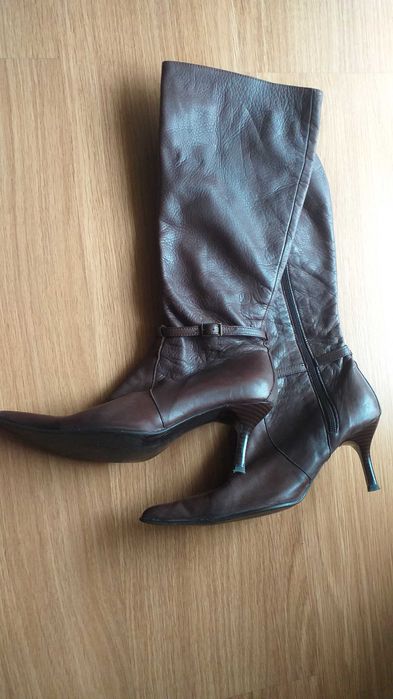 Botas castanhas em pele