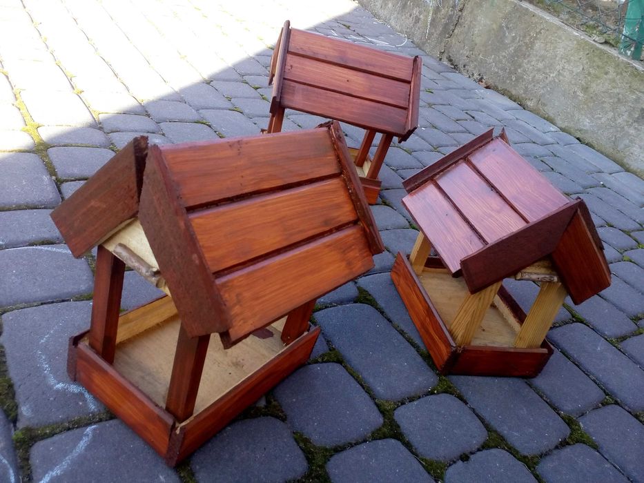 Karmnik dla ptaków z drewna