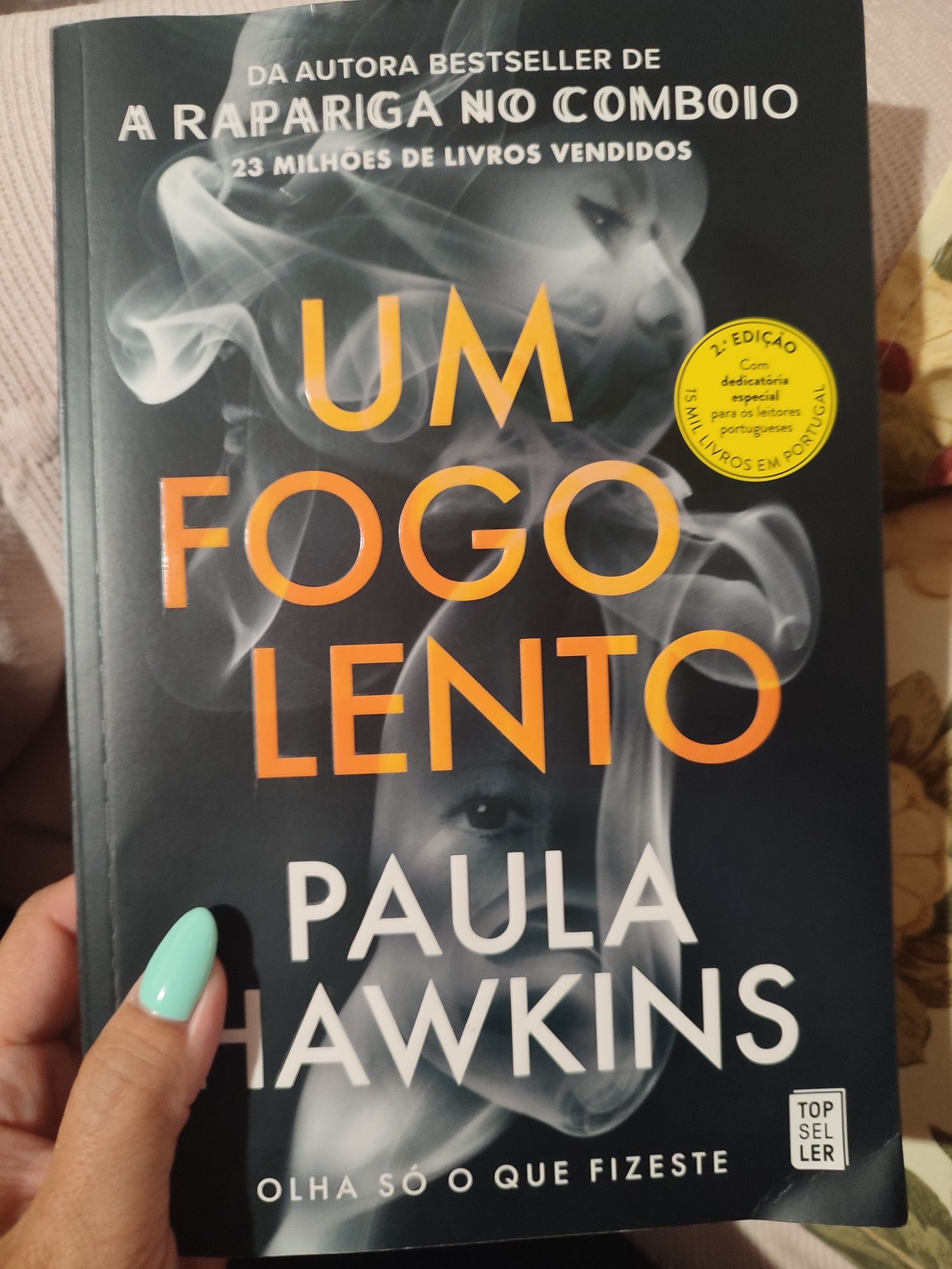 Um fogo lento Paula Hawkins