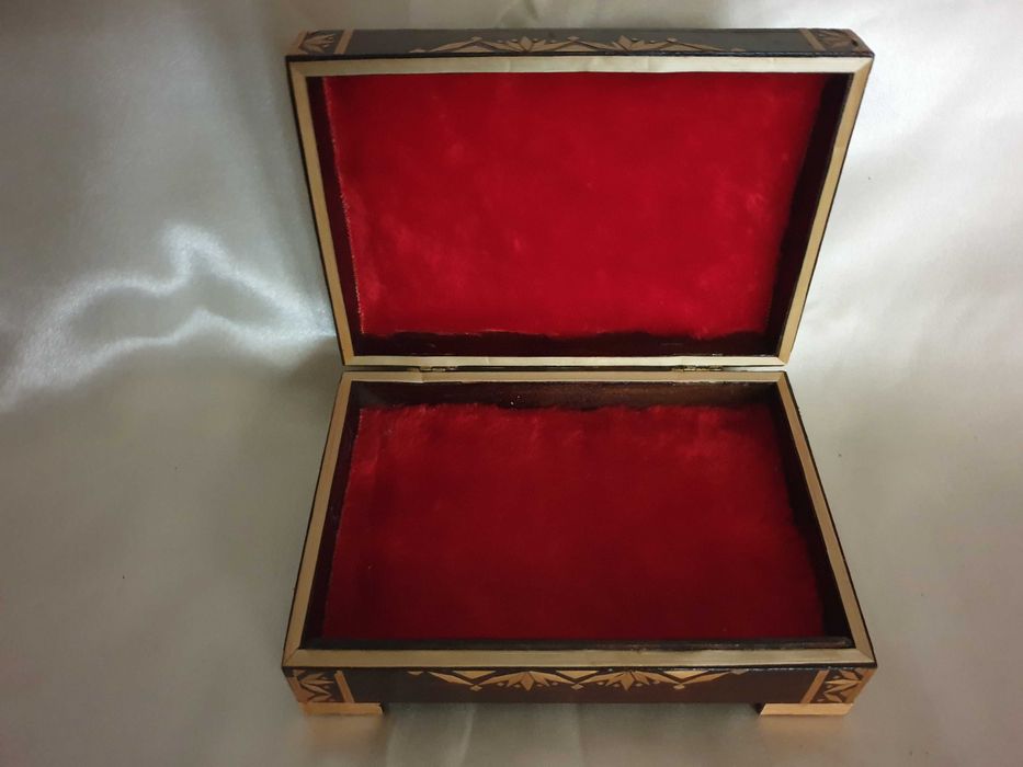 Belíssima caixa em madeira com acabamentos artísticos •interior veludo