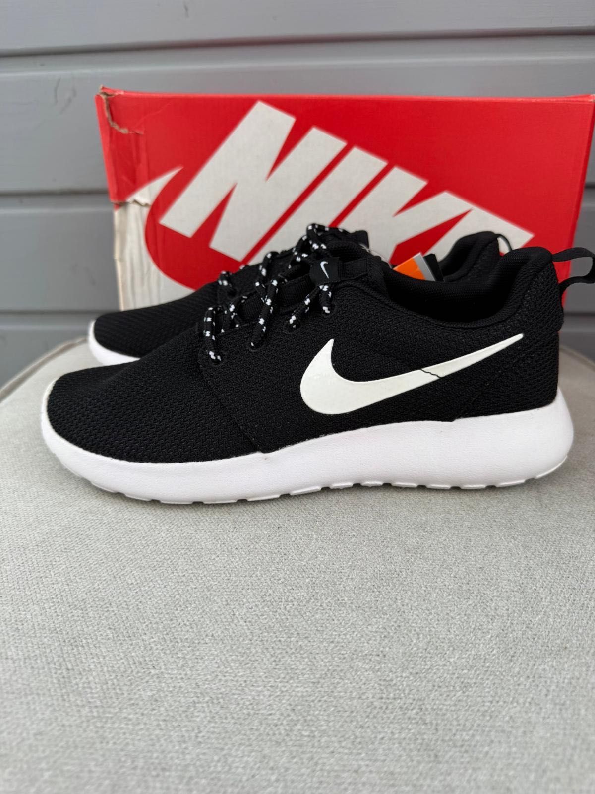Nowe sneakersy WMNS NIKE ROSHERUN czarne 38,5