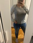 Sweterek z błyszczącą nicią