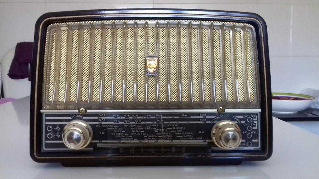Rádio Philips antigo.