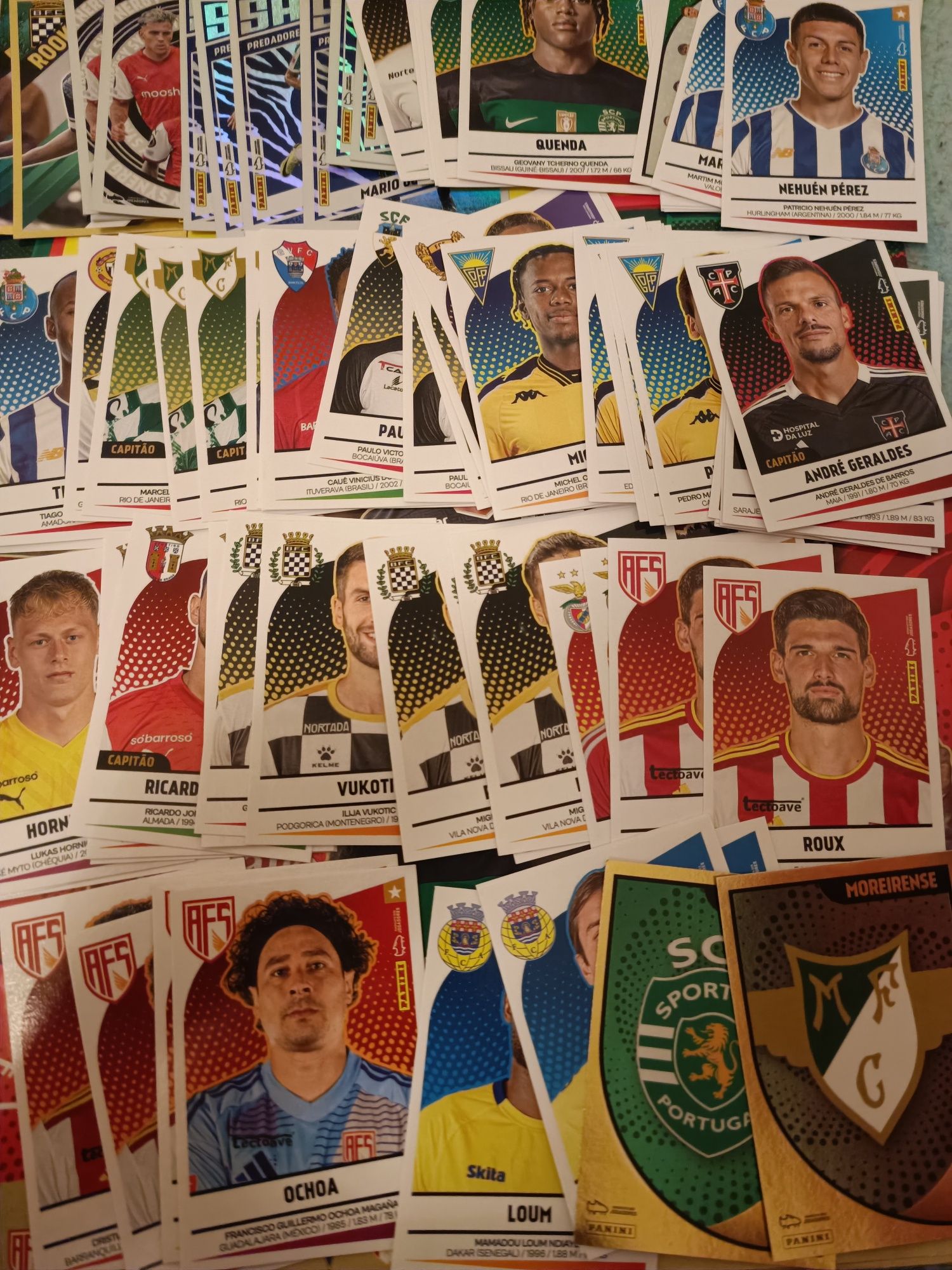 Cromos futebol 24/25 repetidos (posso negociar vender a caderneta tbm)