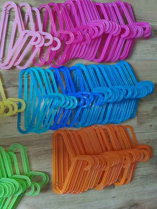 Kolorowe wieszaki Ikea Bagis- dla dzieci