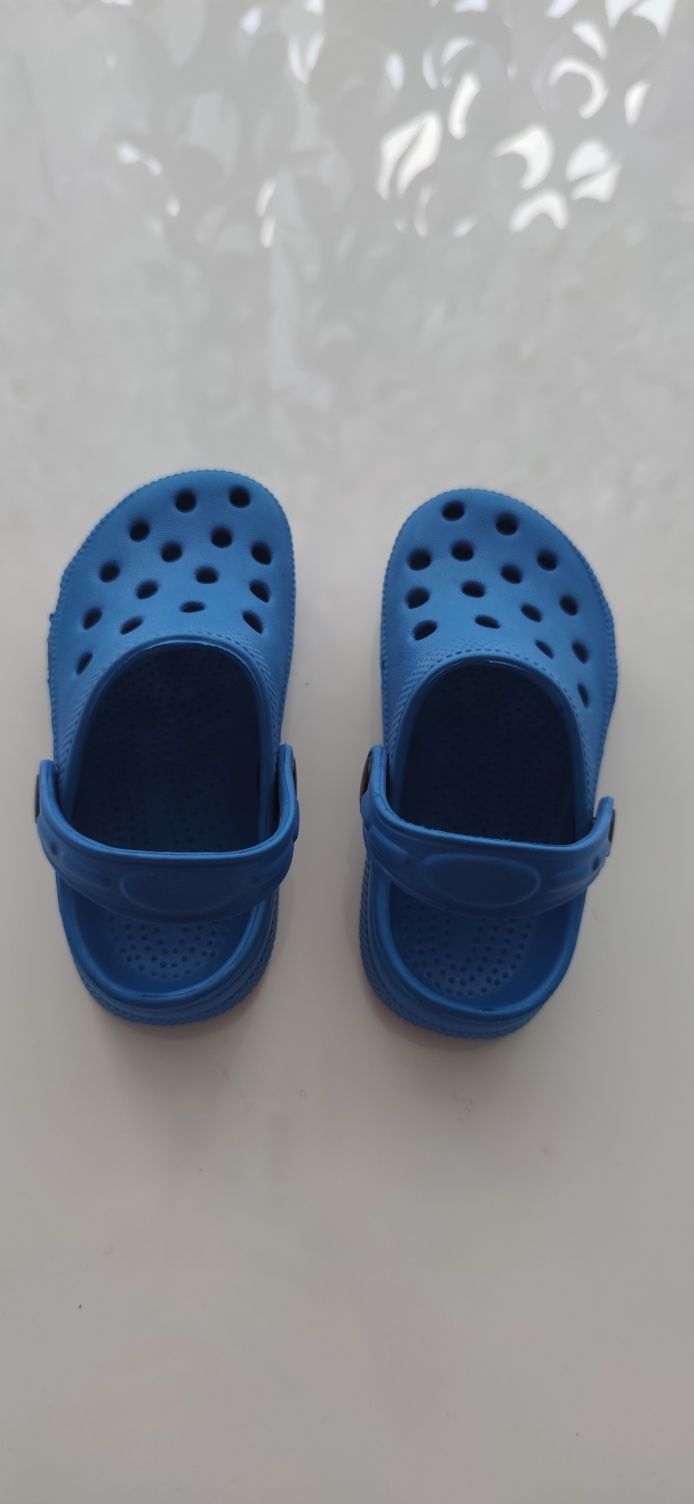 Sandałki klapki dziecięce niebieskie crocs 25